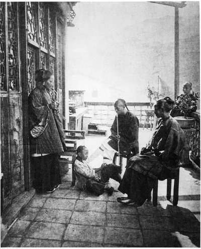 Reunión después de la cena en la veranda de la casa de un chino, c.1867-72 de John Thomson
